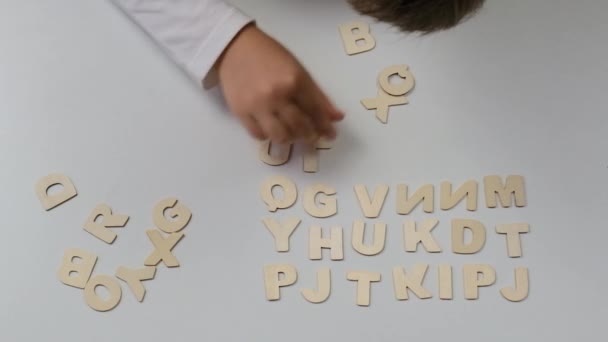 Childs Elleri Mektupları Dağıtıyor Yakında Okula Döneceğim Öğrenme Kavramı — Stok video
