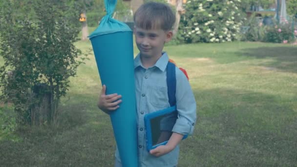 Kleine Jongen Zijn Eerste Schooldag Met Een Schoolkegel Met Geschenken — Stockvideo