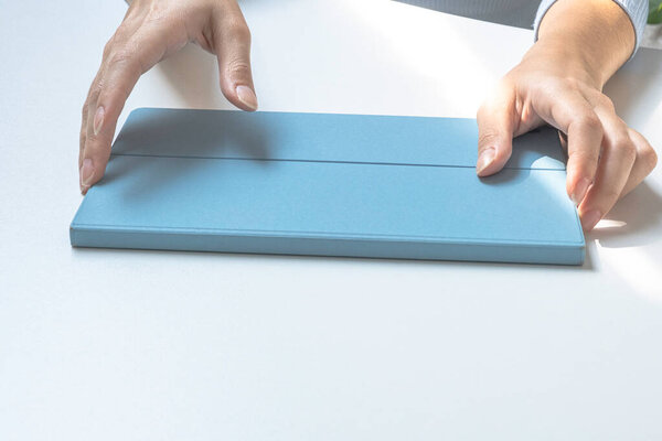 Девушки держат планшет в футляре. Готовлюсь к работе над планшетом. Работа на дому