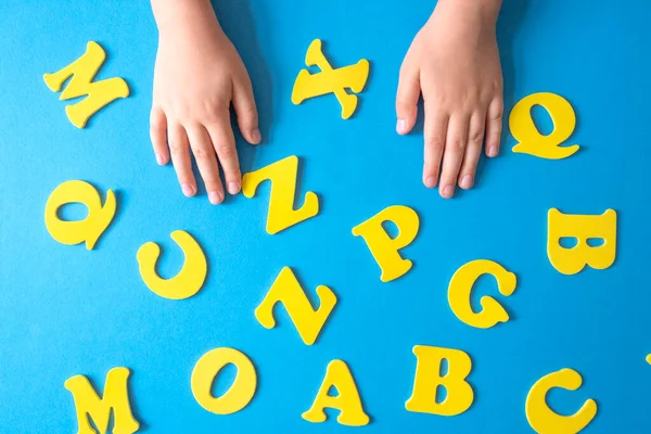 Letras Amarillas Sobre Fondo Azul Childs Manos Lizenzfreie Bilder Foto —  Fotos de Stock