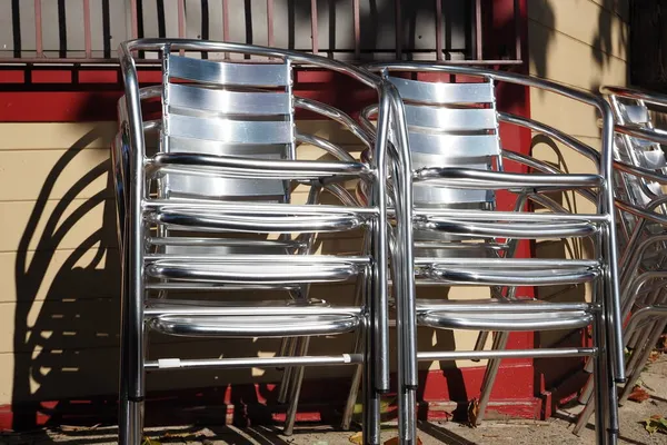 Καρέκλες Στοιβάζονται Ψηλά Στο Υπαίθριο Εστιατόριο Μέρος Είναι Κλειστό Πρωί — Φωτογραφία Αρχείου