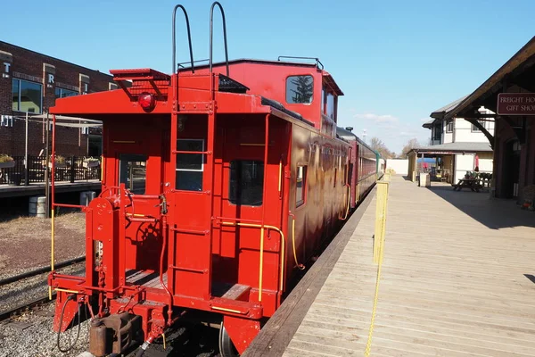 Červený Vlak Téměř Připraven Opustit Stanici Cestujícími Palubě — Stock fotografie