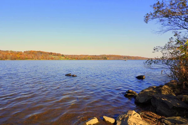 Una Bonita Vista Del Lago Una Tranquila Mañana Otoño Desde —  Fotos de Stock