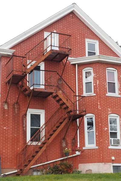 建物のレンガと一致するように火の脱出階段が赤く塗られています — ストック写真