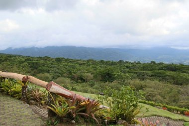 Bu dağın tepesindeki güzel manzarayı izlemek için harika bir yer..