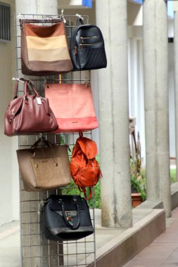 Çantalar ve çantalar bu özel butikte sergileniyor..