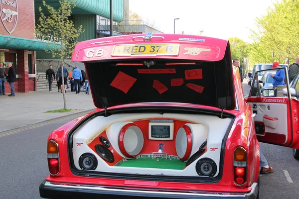 Kırmızı araba Emirates Stadyumu 'nun dışında sergileniyor. Arsenal futbol takımı için bir araba.. 