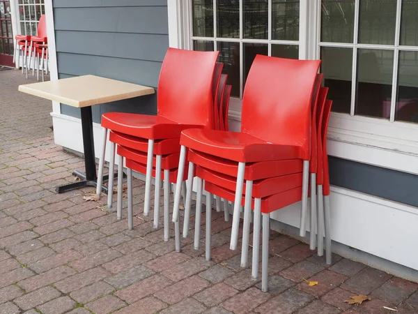 Κόκκινες Καρέκλες Είναι Στοιβαγμένες Έξω Από Καφέ — Φωτογραφία Αρχείου