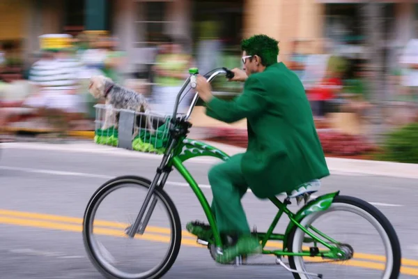 在圣帕特里克节那天骑自行车 穿绿色西服来参加这个活动 — 图库照片