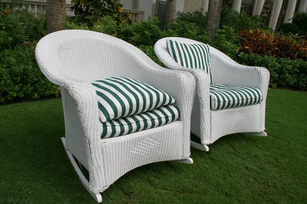 Dwa Białe Wiklinowe Krzesła Trawniku — Zdjęcie stockowe