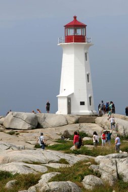 Nova Scotia 'daki Peggy' nin Koyu 'ndaki deniz feneri. Arka planda Atlantik Okyanusu var..