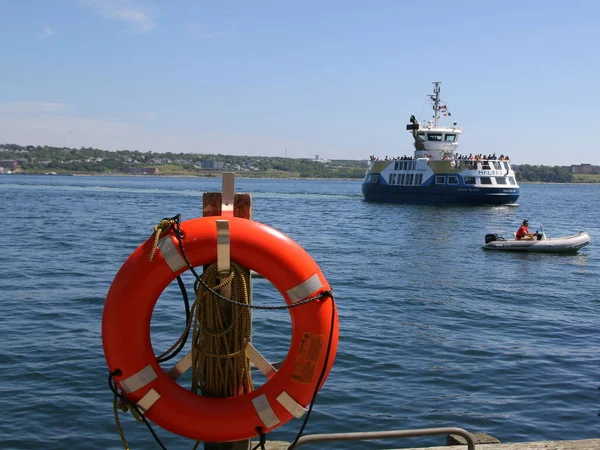 Hintergrund Sieht Man Das Große Boot Mit Dem Roten Rettungsring — Stockfoto