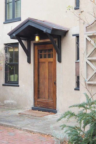 ドアと窓はこのOdコテージの家の前にあります — ストック写真