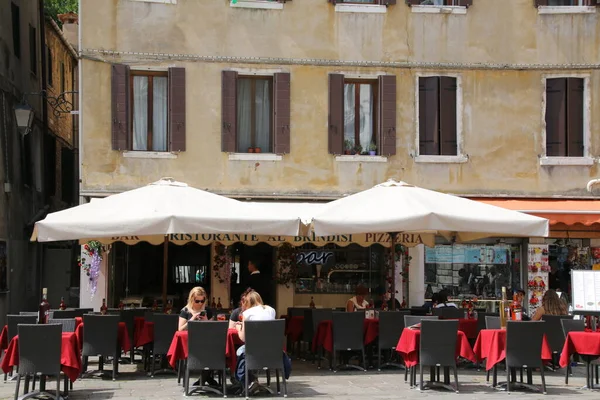 Обед Улице Площади Риме Италия — стоковое фото