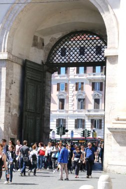 Roma 'nın güzel mimarisi kemerli ve turistler etrafta cirit atıyor..