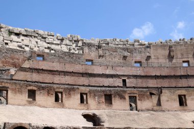 Turistler Roma, İtalya 'daki antik harabeleri görmenin keyfini çıkarıyorlar..