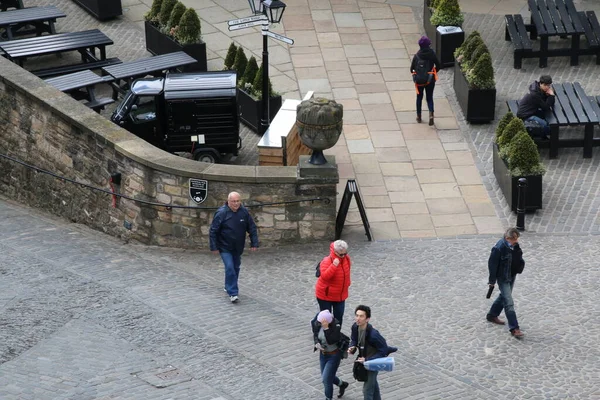 Τουρίστες Περπατούν Γύρω Ακριβώς Κάτω Από Επίπεδο Όπου Κάστρο Είναι — Φωτογραφία Αρχείου
