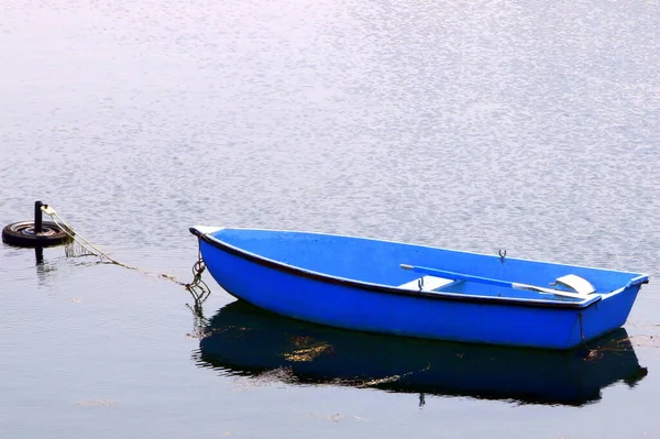Маленькая Синяя Рыбацкая Лодка Сидит Бухте Атлантического Океана — стоковое фото