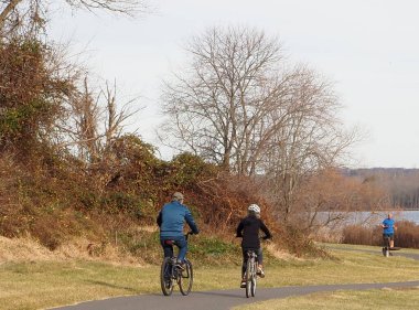 Bugün parkta bir sürü aktivite var. Koşu ve bisiklet.