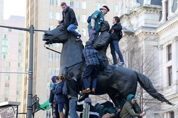 Taraftarlar büyük zaferi kutlamak ve izlemek için heykele tırmandılar..