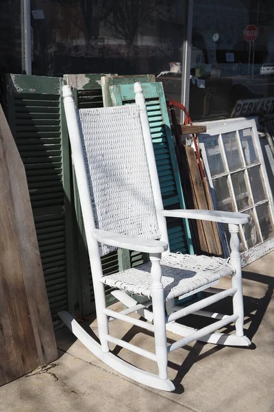 Λευκή Κουνιστή Καρέκλα Είναι Καλή Κατάσταση Σκεφτείς Ότι Είναι Αντίκα — Φωτογραφία Αρχείου