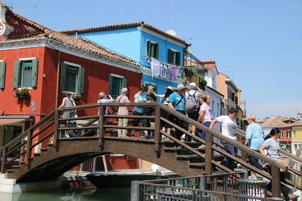 Tourists Walking Bridge Which Canal Venice Italy — Stock Photo, Image