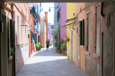 Venedik 'in birçok parlak rengi bu sahnede sergilenmektedir..