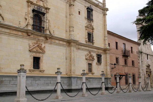 Este Edifício Situa Cidade Alcala Henares Espanha — Fotografia de Stock