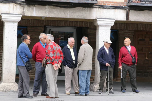 Yaşlı beyefendiler sosyalleşmek için kasaba meydanında toplandılar..
