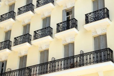Bu yüksek katlı apartman gökyüzünde bir desen gibi görünüyor..