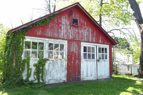 Diese Alte Rote Garage Muss Gestrichen Werden Diesen Verwitterten Look — Stockfoto