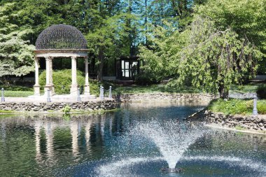 Parkın çeşmesi ve çardağı olan bir göleti var..