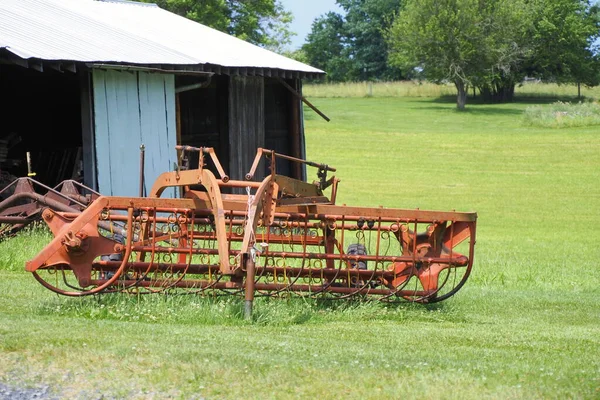 这个农场的机器旧了 生锈了 — 图库照片