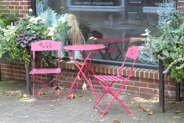 Ροζ Τραπέζι Και Καρέκλες Είναι Έξω Από Καφέ — Φωτογραφία Αρχείου
