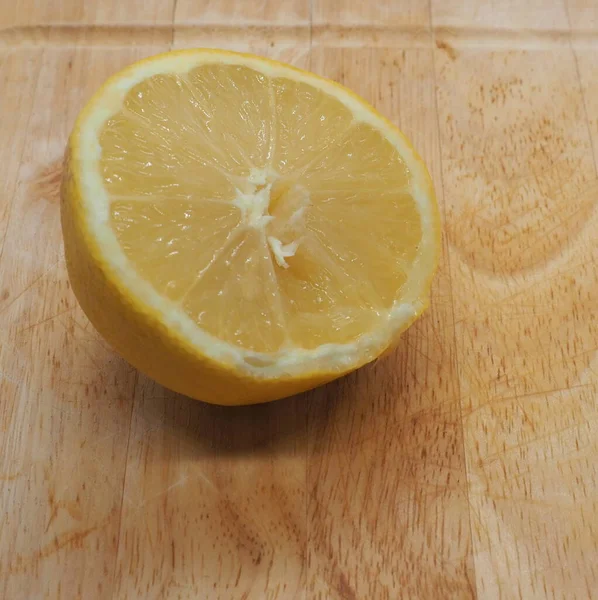 Fresh Lemon Slice Cutting Board — Photo