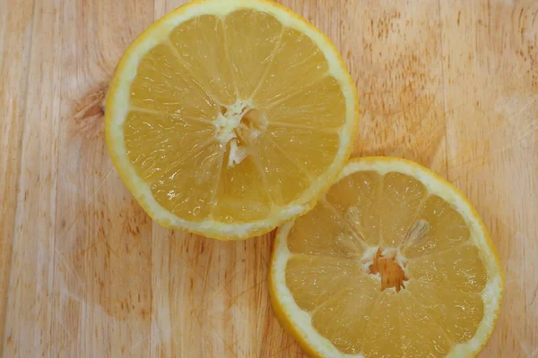 Fresh Lemon Slice Cutting Board — Fotografia de Stock