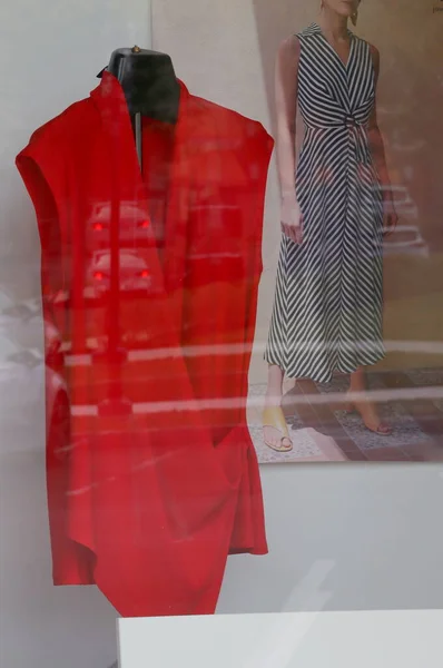 Mannequin Red Outfit Store Window — Φωτογραφία Αρχείου