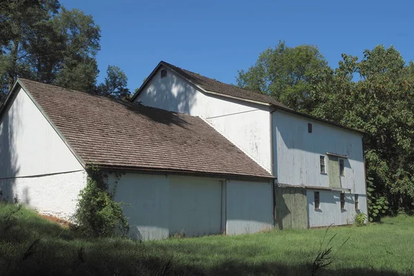 P州バックス郡のタイラー州立公園の小さな農場にあるN古い白い納屋 — ストック写真