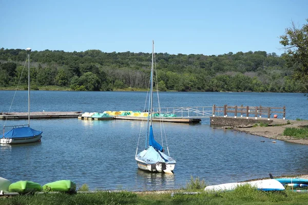 Marina ve göl bugün çok sessiz. Birkaç tekne yanaştı..