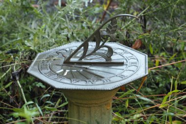 Güneş saati, günü belirlemenin eski bir yoludur.. 