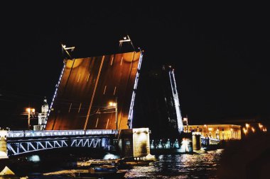 St. Petersburg 'da gece köprüler açılıyor.
