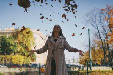 Yapraklarda sonbahar fotoğraf çekimi, düşen yapraklar. Şehir yürüyüşü