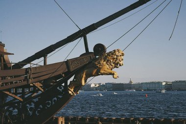 Şehir ve parklarda güneş batıyor.