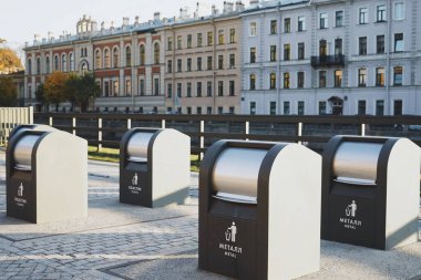 Çöp ayıklama, ayrı koleksiyon. Geri dönüşüm kağıdı, sıralama kağıdı, plastik, cam, metal