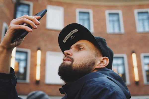 Adam telefonda fotoğraf çekiyor.