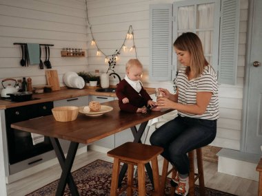 Anne ve bebek. Anne bebeği besliyor, ilk besleme, ilk kaşık