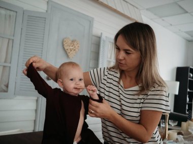 Anne ve bebek. Anne bebeği değiştirir.