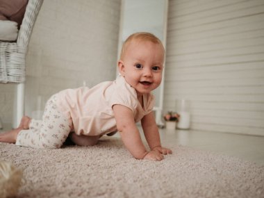 Doğmamış bebek yerde sürünüyor