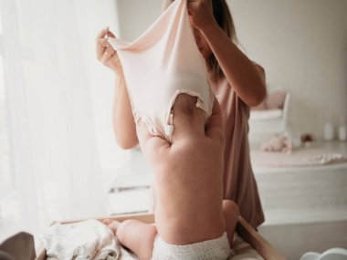 Anne ve bebek, anne osuruyor yeni doğan bebek