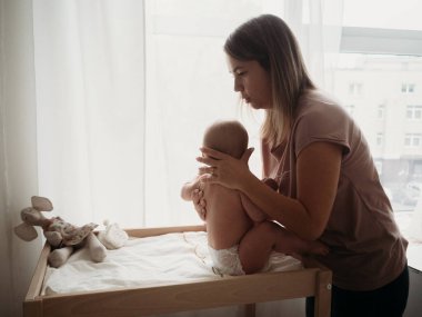 Anne ve bebek, anne osuruyor yeni doğan bebek
